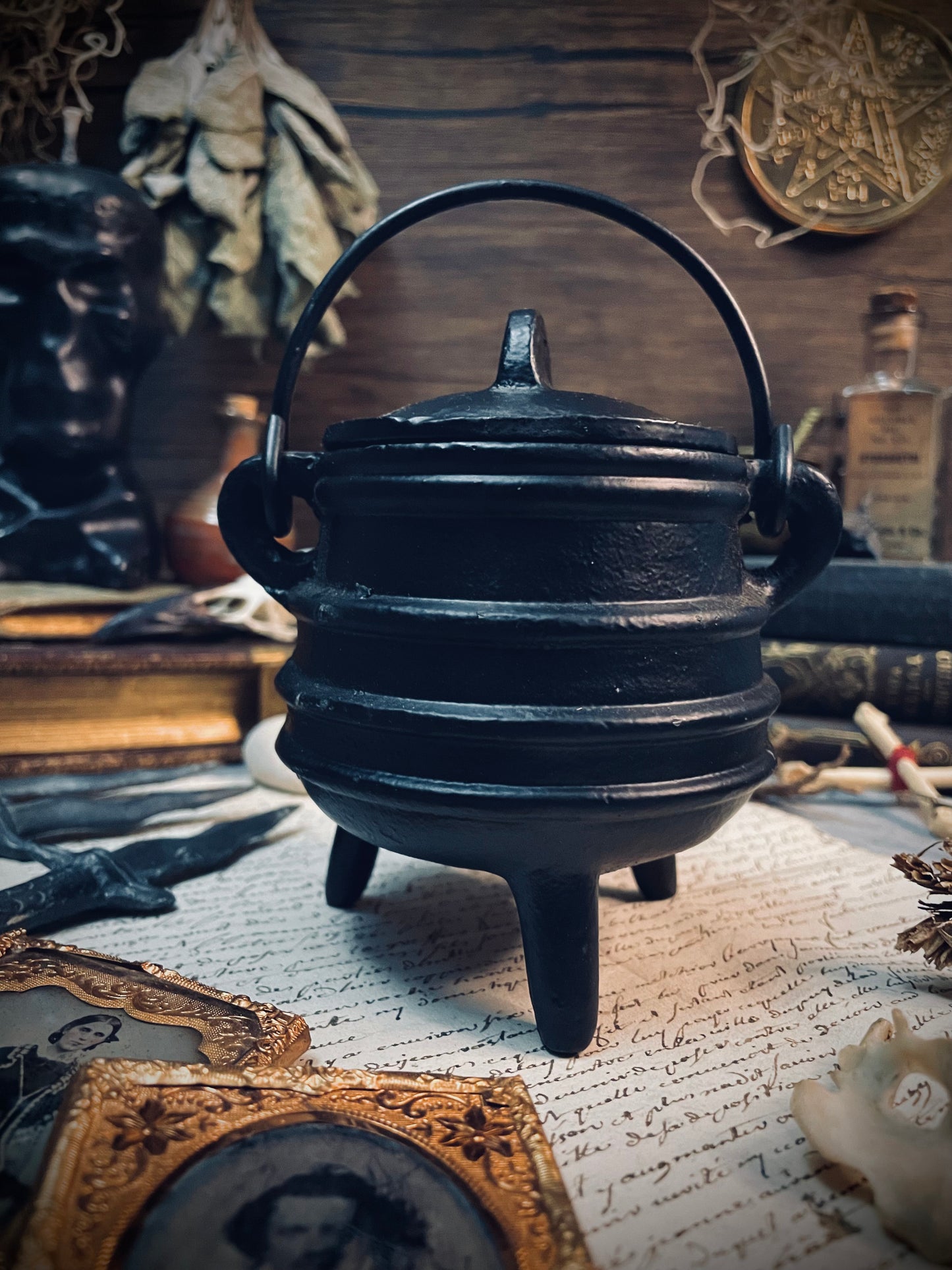Medium Ribbed Iron Cauldron